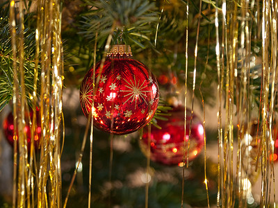 树上的圣诞装饰球