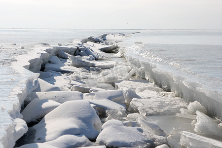 “结冰的冬海，冰缝”