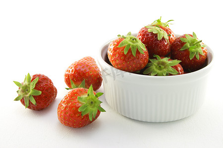 白色盘子里的草莓