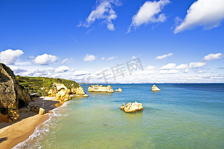 葡萄牙拉各斯附近南海岸的天然岩石