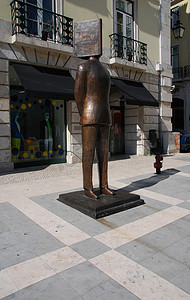 里斯本的费尔南多·佩索阿雕像