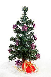 带紫色星星的塑料圣诞树