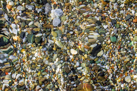 “海边的小海石，铺满了海浪。”