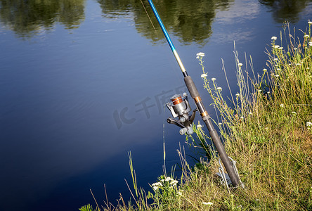 用于在河中捕鱼的钓具。