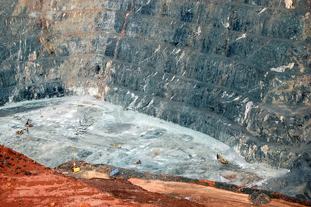 澳大利亚超级坑金矿底部的卡车