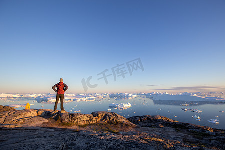 世界气候区摄影照片_“看着格陵兰伊卢利萨特冰峡湾的年轻人”