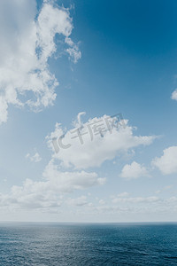 和平漫画摄影照片_清澈的海洋地平线，白云，复制空间，灵感和自由概念