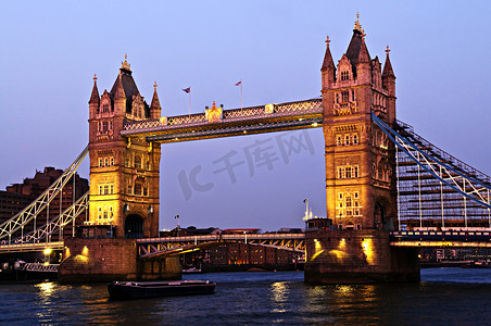 伦敦塔桥在黄昏