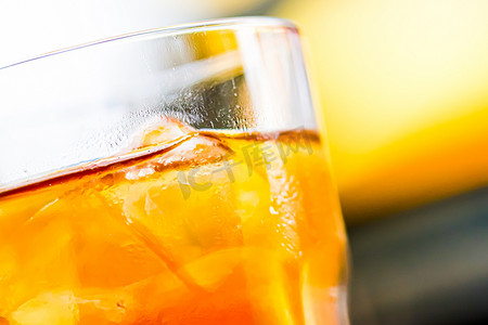 冰茶加柠檬在玻璃杯中作为户外冷饮、夏季鸡尾酒或甜水果苏打饮料、街头食品和餐厅菜单概念