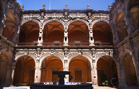 塔罗牌png摄影照片_喷泉庭院橙色拱门雕塑墨西哥克雷塔罗