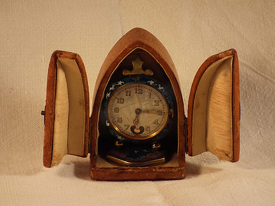 中倒计时摄影照片_木箱中的旧时钟