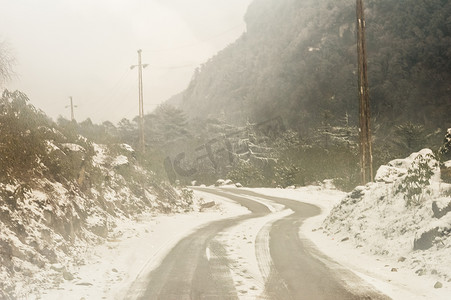 冬天多风雪雾湿滑泥泞平坦的喜马拉雅山路。 