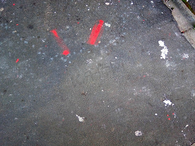 街上沥青上的多色油漆滴