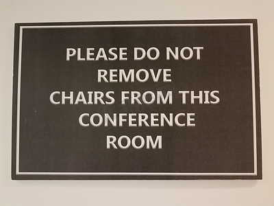 黑色请不要从会议室标志上移走椅子