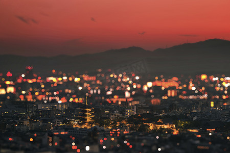 京都市夕阳下的东寺及其宝塔