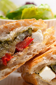 恰巴塔摄影照片_恰巴塔帕尼尼三明治配蔬菜和羊乳酪