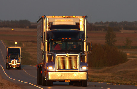 大气公路摄影照片_横贯加拿大公路沿线的半卡车