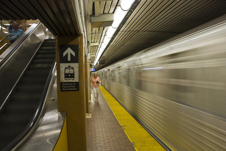 “地铁离开，多伦多，2008”
