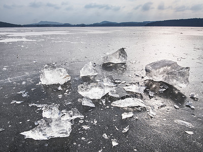 冰湖水位上的冰碎片。