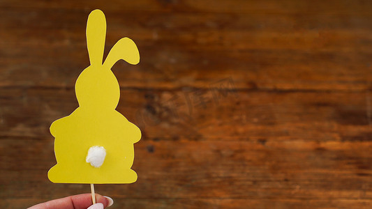 用纸做的黄色兔子在牙刷上。