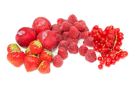 “新鲜的红色水果；覆盆子、草莓和李子”