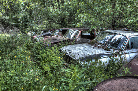 旧汽车墓地的汽车 HDR 图片