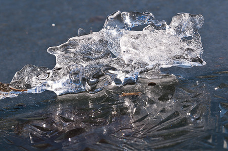 冬季池塘表面的冰层