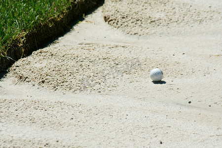 在沙坑中的高尔夫球