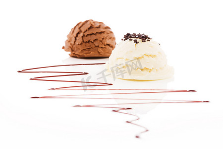 香草味冰淇淋和巧克力碎屑放在巧克力冰淇淋前