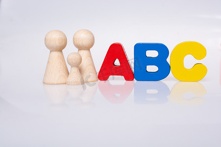ABC 和人的木小雕像作为家庭概念