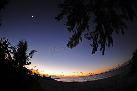 夜间风景优美的海滩目的地