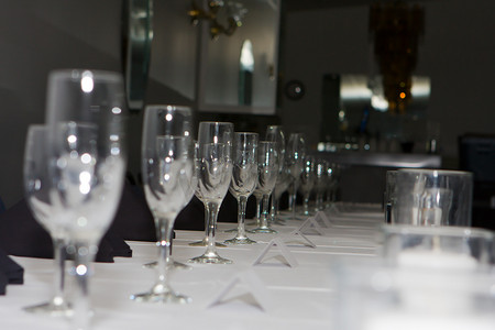 婚宴餐桌上的酒杯排成一排。