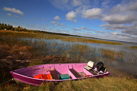 风景秀丽的萨斯喀彻温省的粉色小船