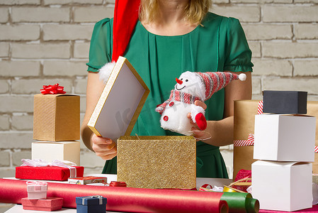 标牌制作摄影照片_圣诞节和新年的礼品包装。