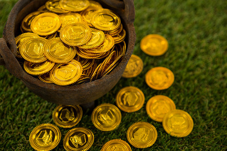 装满巧克力金币的圣帕特里克节罐子