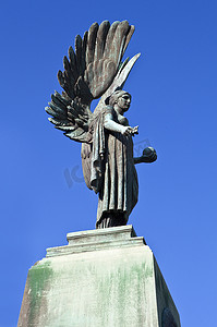 花天使摄影照片_巴斯游行花园中的天使雕像