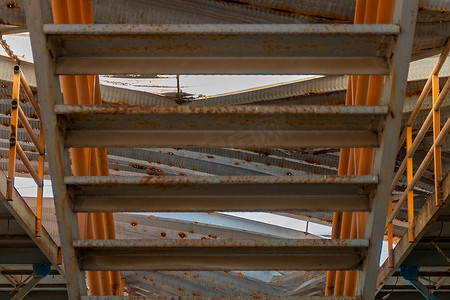 废弃楼梯摄影照片_“废弃工厂里生锈的旧金属楼梯”
