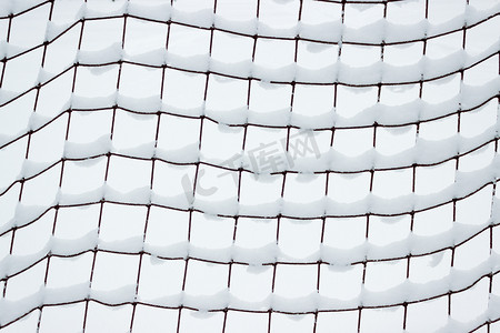 足球球门网，覆盖着雪