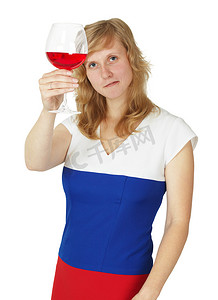 女孩看着一杯白色的红酒