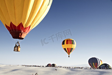 五颜六色的热气球在天空中飞翔。