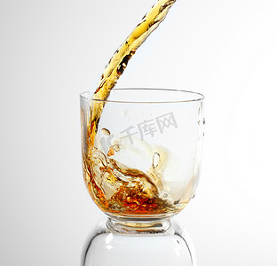 威士忌被倒入玻璃杯中