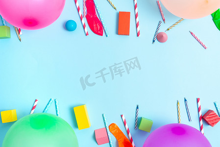 多彩的生日派对设计 明亮的庆祝活动策划理念 新的华丽装饰 气球 五彩纸屑 蜡烛 庆祝节日设计 派对需要