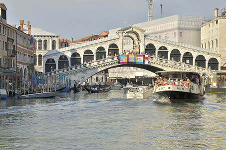 汽艇穿过里亚托桥