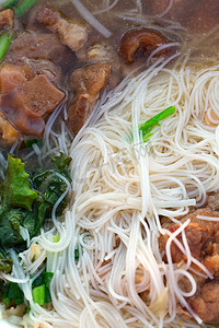 猪心汤面摄影照片_泰国汤面和猪肉