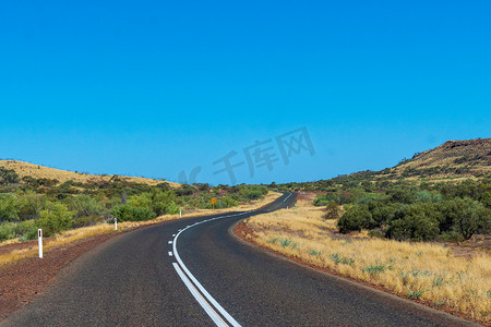 卡里姆摄影照片_澳大利亚卡里吉尼国家公园道路旁的紫色铁矿砂
