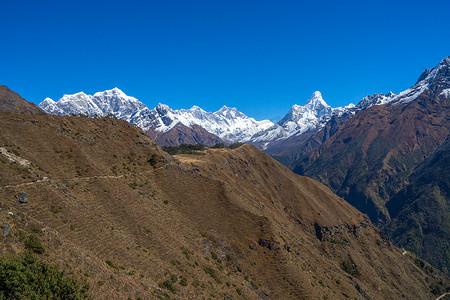 珠穆朗玛峰、洛子峰和阿玛达布拉姆峰