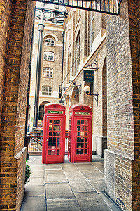 “伦敦，英国。在城市街道上的老红色电话亭”