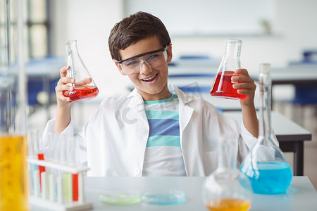 小学生在实验室做化学实验的画像