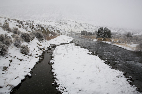 黄石公园怀俄明州冬季雪苏打小溪