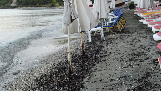 太阳伞摄影照片_3d 插图-空荡荡的海滩和摇晃的太阳伞
